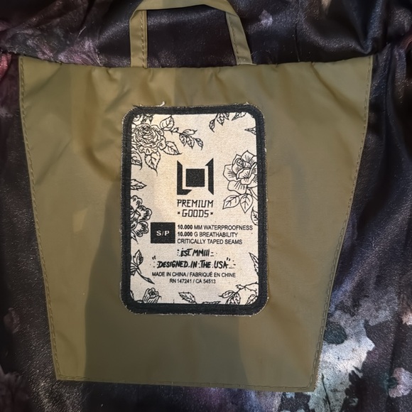 L1 down jacket size small. - Picture 4 of 6